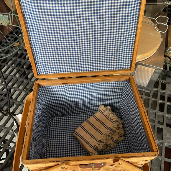 Vintage PICNIC BASKET - Picture 3 of 4